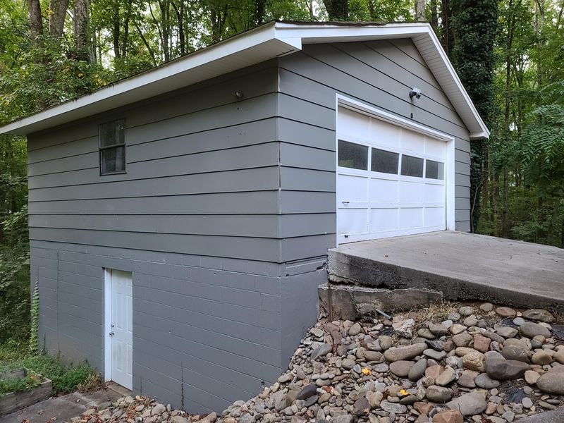 902 W Outer Dr, Oak Ridge, TN 37830