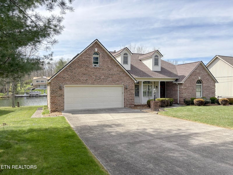 9027 Cherokee Tr, Crossville, TN 38572