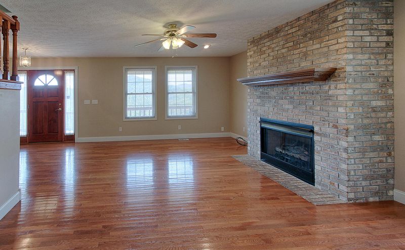 903 Hill St, Jellico, TN 37762