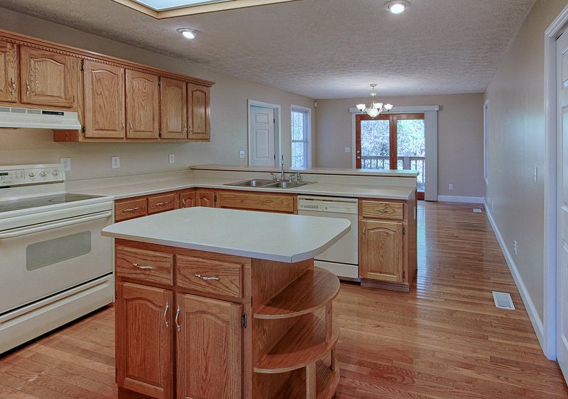 903 Hill St, Jellico, TN 37762