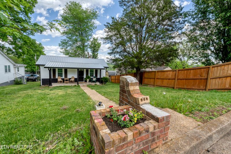 903 N B St, Lenoir City, TN 37771