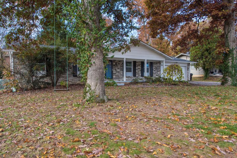 9033 Shallowford Rd, Knoxville, TN 37923