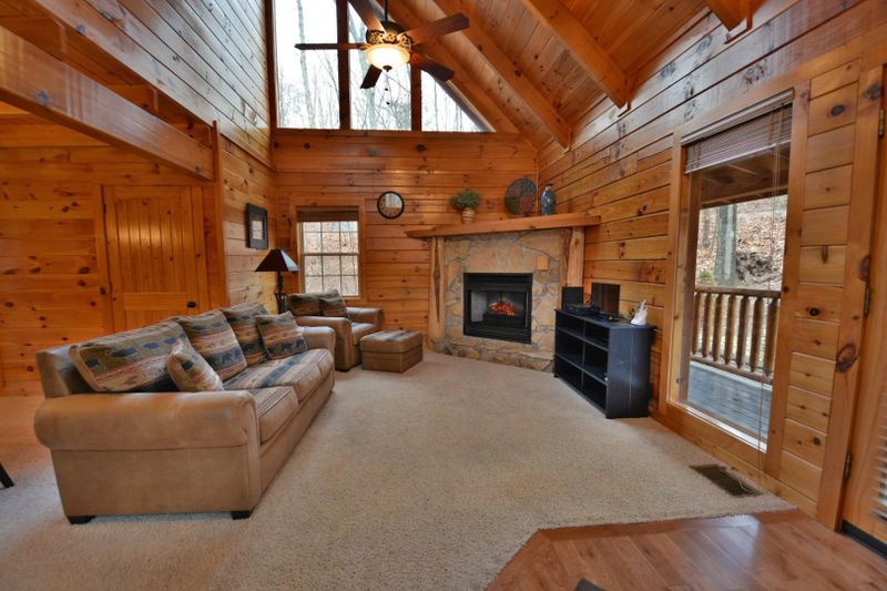904 Deer Path Ln, Gatlinburg, TN 37738