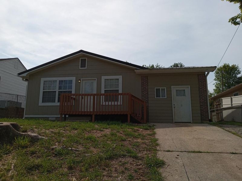 904 E Elm St, Lafollette, TN 37766
