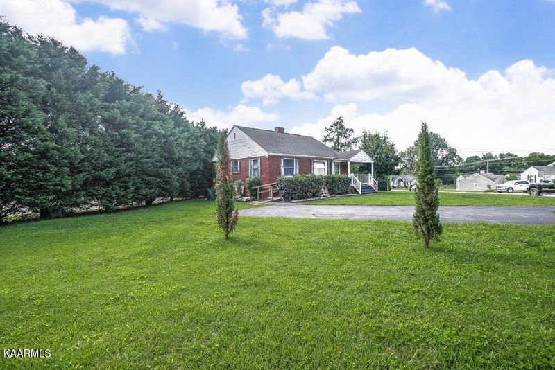 904 E Hunt Rd, Alcoa, TN 37701
