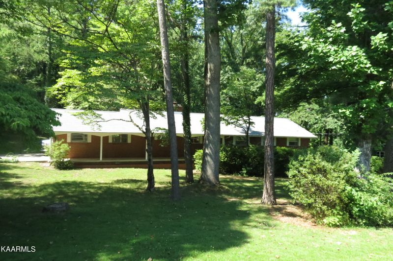 904 W Outer Dr, Oak Ridge, TN 37830