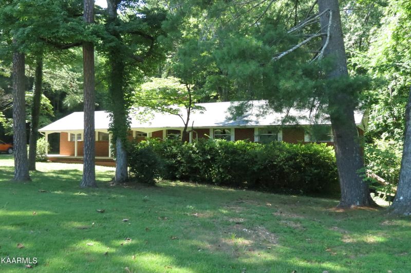 904 W Outer Dr, Oak Ridge, TN 37830