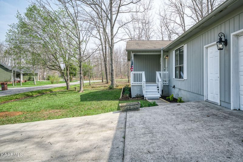 9042 Cherokee Tr, Crossville, TN 38572
