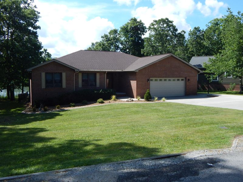 9043 Cherokee Tr, Crossville, TN 38572