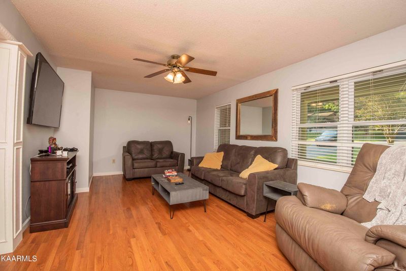 905 N E St, Lenoir City, TN 37771