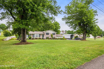 905 N East End Rd, Strawberry Plains, TN 37871