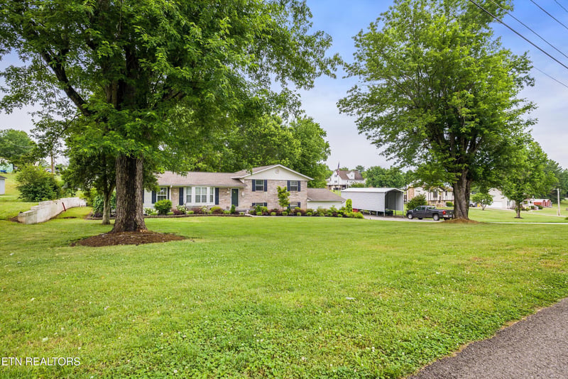 905 N East End Rd, Strawberry Plains, TN 37871