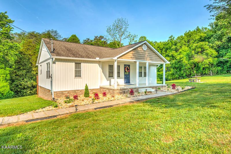 905 Offutt Rd, Clinton, TN 37716
