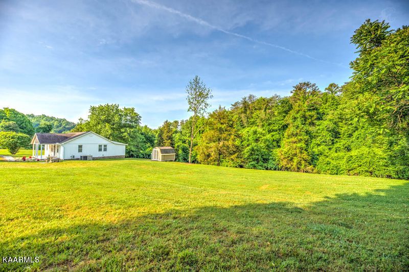 905 Offutt Rd, Clinton, TN 37716