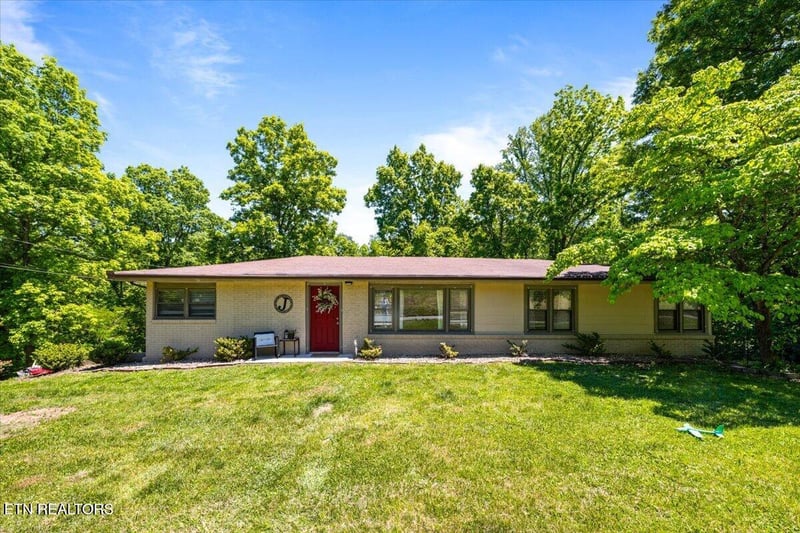 905 Pinecrest Rd, Jacksboro, TN 37757