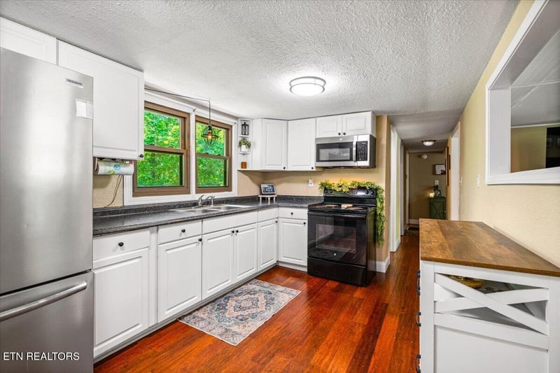 905 Pinecrest Rd, Jacksboro, TN 37757