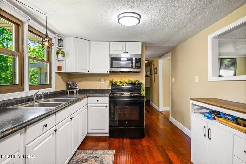 905 Pinecrest Rd, Jacksboro, TN 37757