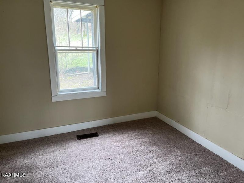 905 S 8th St, Lafollette, TN 37766