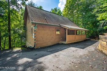 905 Valley Dr, Gatlinburg, TN 37738