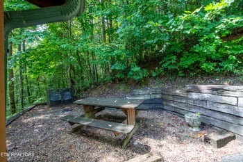 905 Valley Dr, Gatlinburg, TN 37738