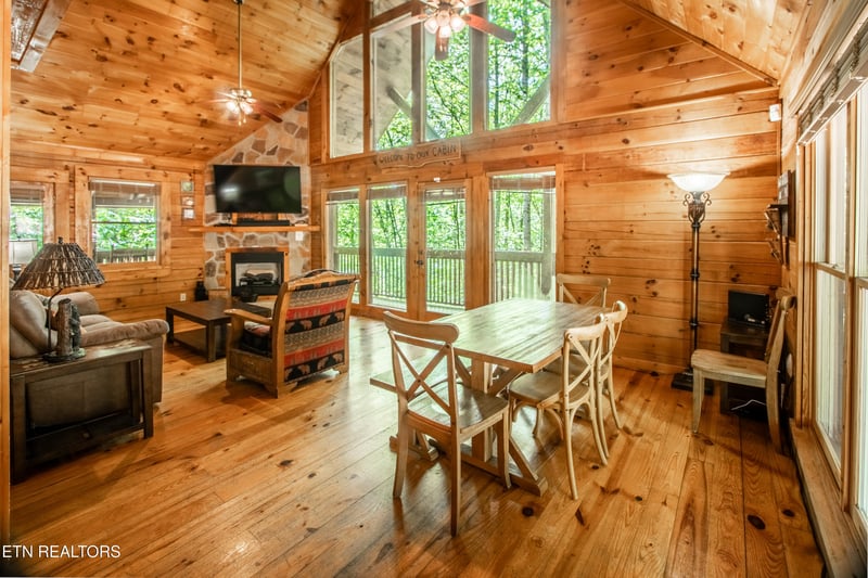 905 Valley Dr, Gatlinburg, TN 37738