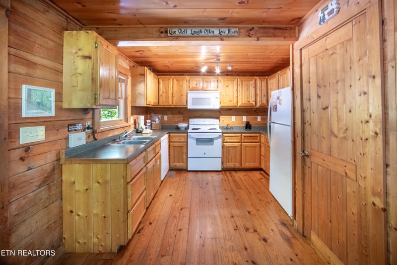 905 Valley Dr, Gatlinburg, TN 37738