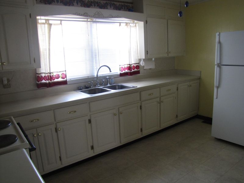 906 E 2nd Ave, Lenoir City, TN 37771
