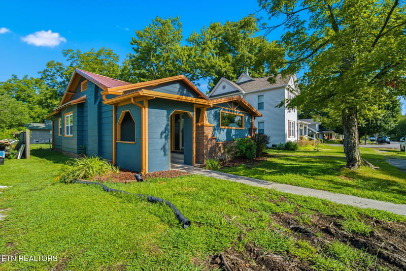 906 Pennsylvania Ave, Etowah, TN 37331