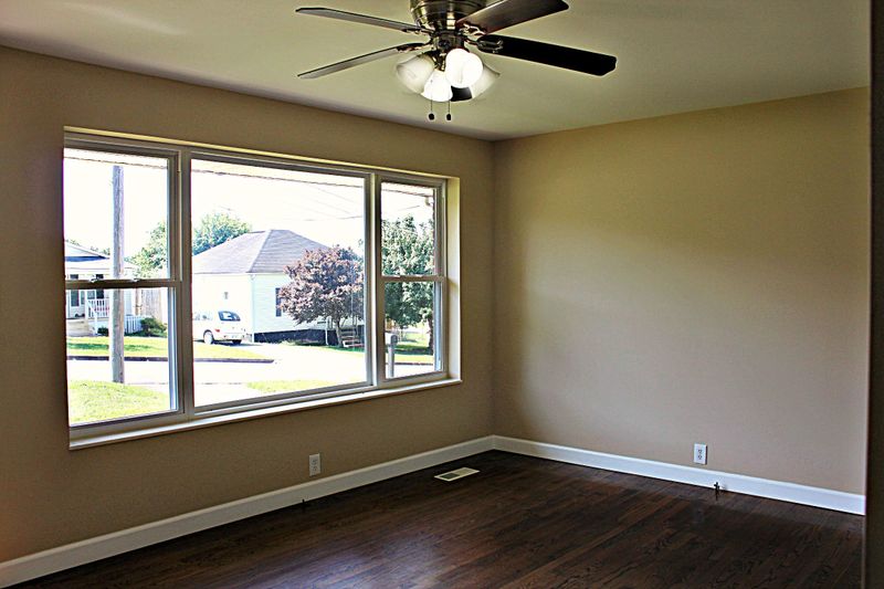 907 E 2nd Ave, Lenoir City, TN 37771
