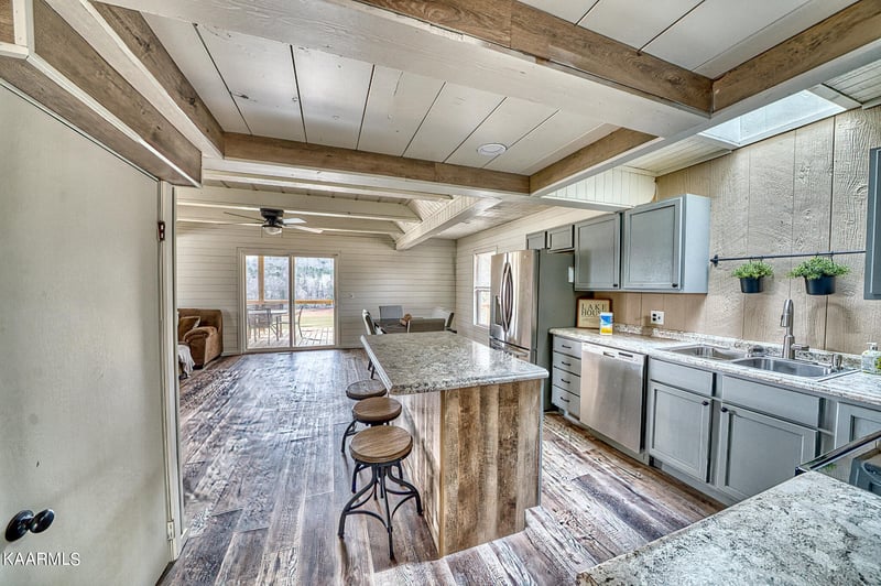 907 Flat Hollow Marina Rd, Speedwell, TN 37870
