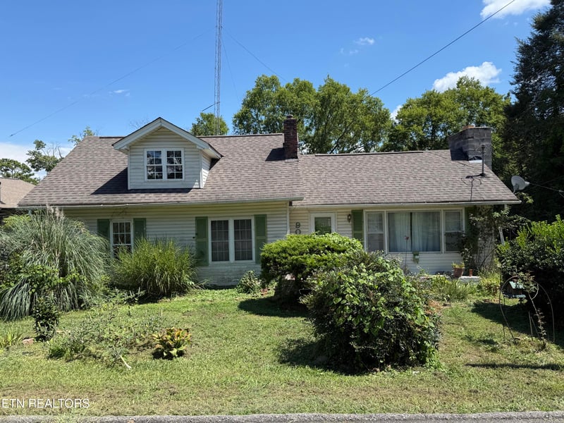 907 High St, Clinton, TN 37716