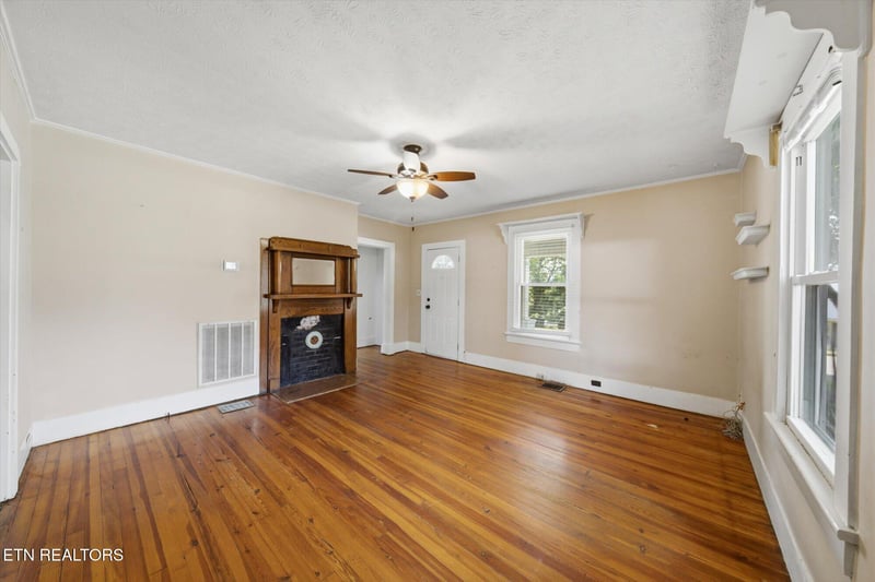 907 W 2nd Ave, Lenoir City, TN 37771
