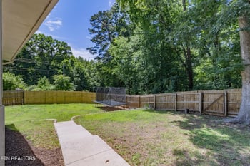 907 W 6th Ave, Lenoir City, TN 37771