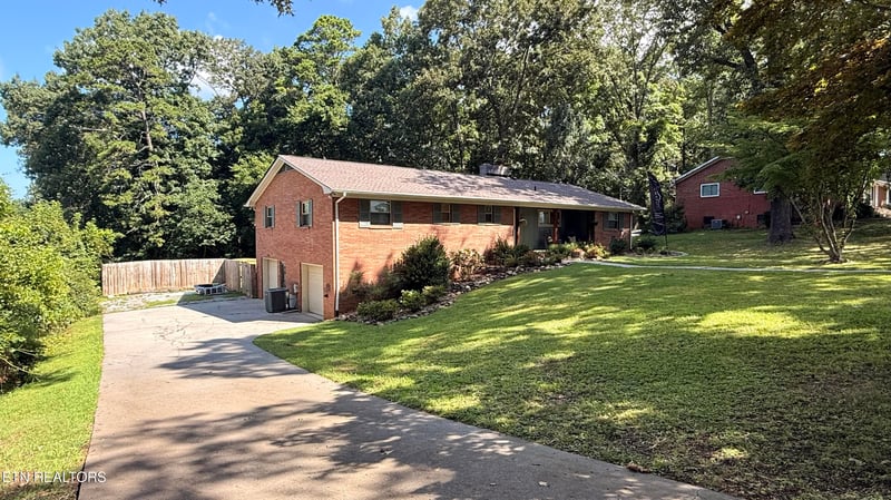 907 W 6th Ave, Lenoir City, TN 37771