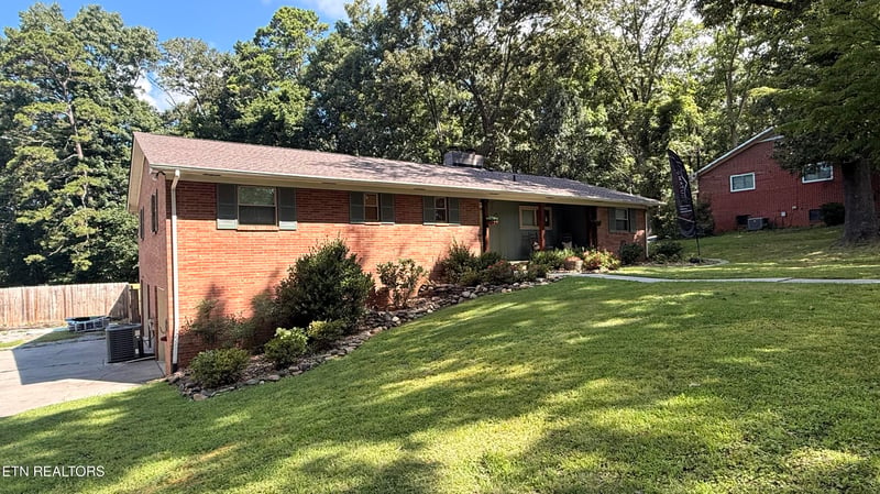 907 W 6th Ave, Lenoir City, TN 37771
