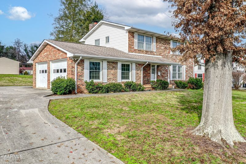 907 Willow Dr, Maryville, TN 37803