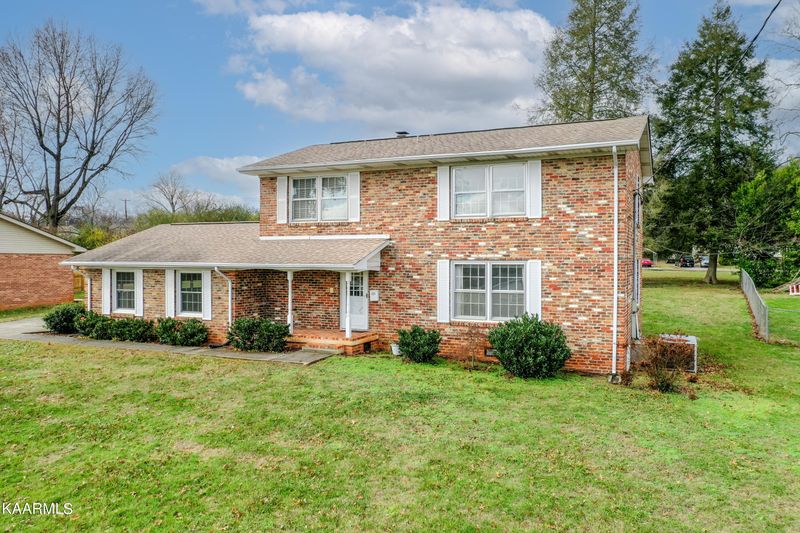 907 Willow Dr, Maryville, TN 37803