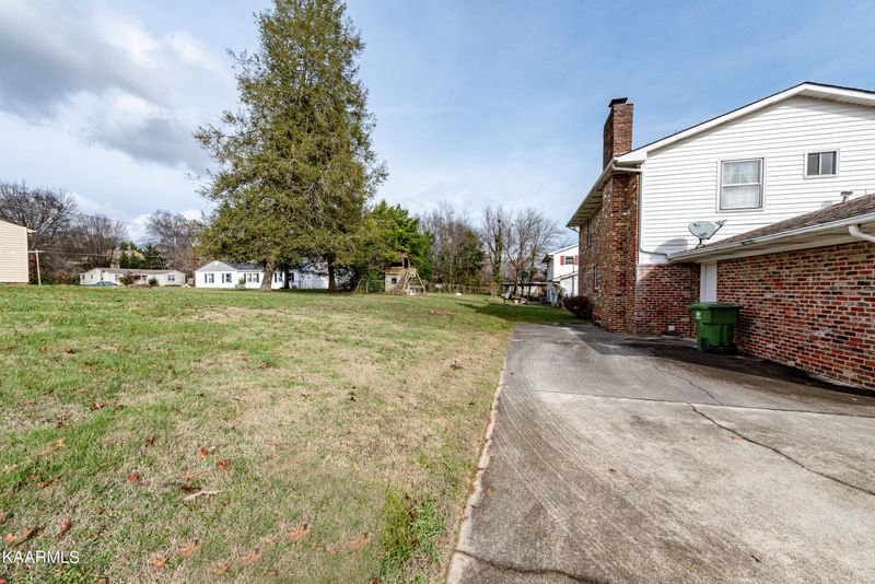907 Willow Dr, Maryville, TN 37803