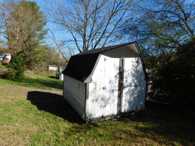 908 Crescent St, Harriman, TN 37748