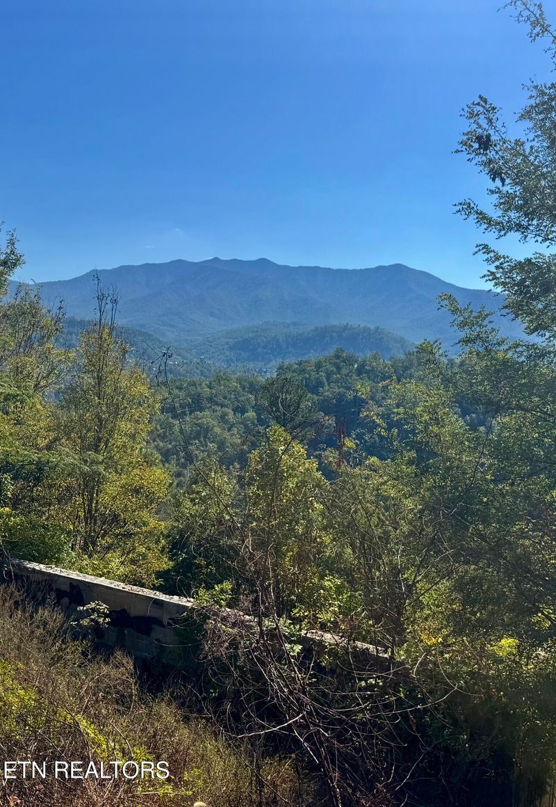 908 E End Ct, Gatlinburg, TN 37738