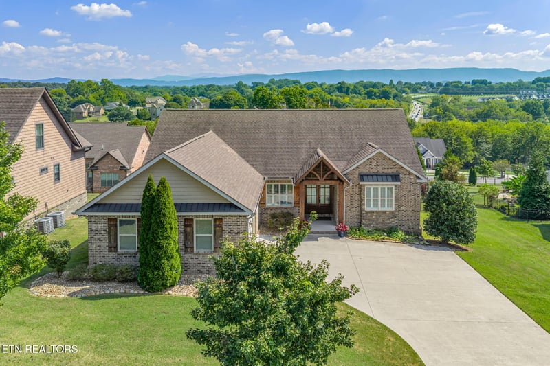 908 Montgomery Ln, Maryville, TN 37803