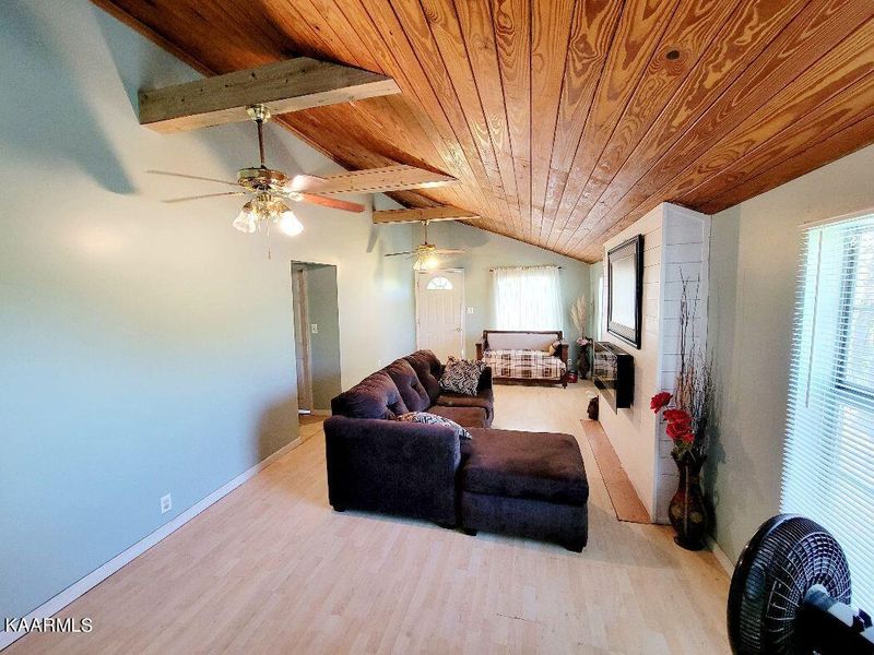 908 Orchard Rd, Oliver Springs, TN 37840