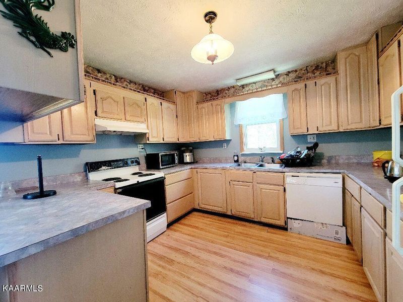 908 Orchard Rd, Oliver Springs, TN 37840