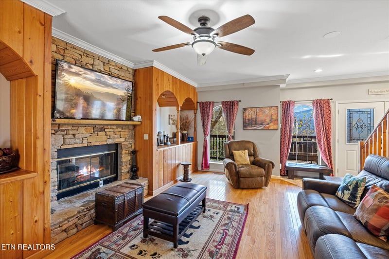 909 Black Wolf Way, Gatlinburg, TN 37738