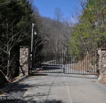 909 Fawn Hollow Tr, Townsend, TN 37882