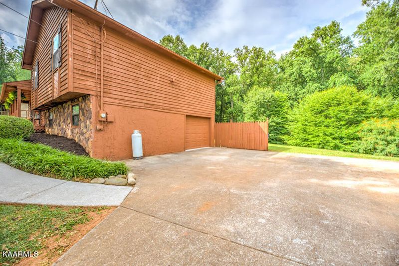 909 Johnson Rd, Maryville, TN 37804