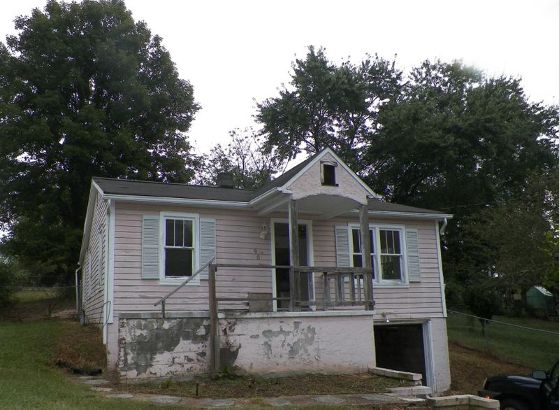 909 N D St, Lenoir City, TN 37771