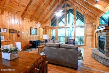909 Ridgefield Dr, Sevierville, TN 37876