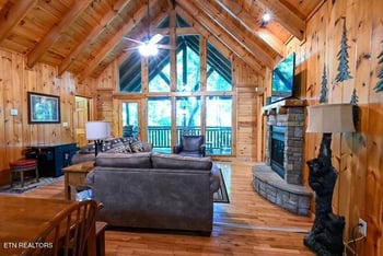 909 Ridgefield Dr, Sevierville, TN 37876