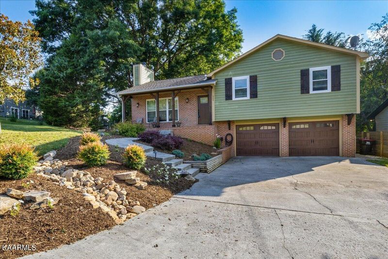 909 Tree Trunk Rd, Knoxville, TN 37934